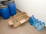 Butelki śliwowicy w rękach straży granicznej 