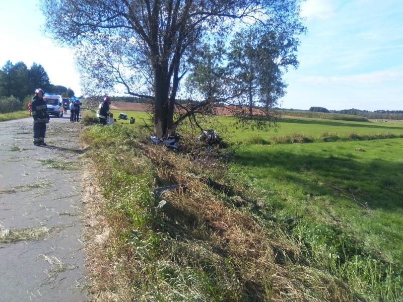 Śmiertelny wypadek na drodze Jasionówka - Czarnystok. Porsche uderzyło w drzewo (zdjęcia)