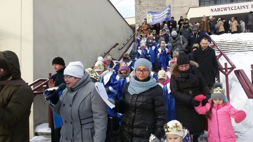 Jaworzno: Orszak Trzech Króli przeszedł przez rynek. Były alpaki i traktorki [ZDJĘCIA]