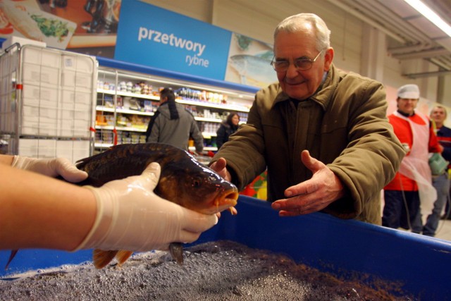 Ceny karpia w Opolu wahają się od 8,99 zł (pod jednym z marketów) do 12,99 zł (w sklepie rybnym). Niektóre sieci handlowe, np. Lidl i Biedronka, nie zdecydowały się na sprzedaż żywych ryb. Klub Gaja od lat zachęca do odchodzenia od tradycji kupowania żywych ryb &#8211; żeby nie cierpiały. Marek Adamus z Gospodarstwa Rybackiego w Niemodlinie sugeruje, żeby poprosić o zabicie karpia doświadczonego sprzedawcę.