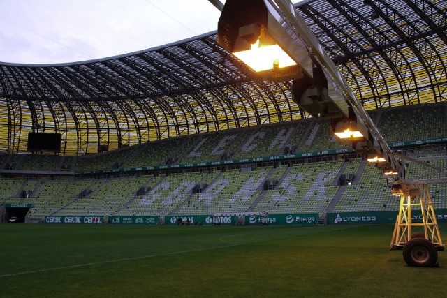 Lampy doświetlają stadion w Gdańsku