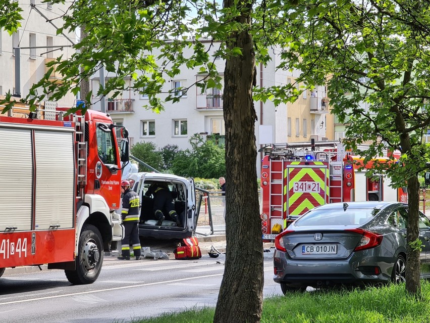 W Toruniu 17 maja kierowca daci, chcąc uniknąć zderzenia z...