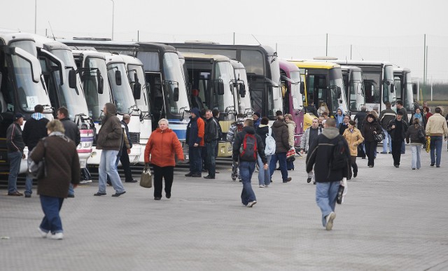 Pasażerom podróżującym autobusami i autokarami przysługują teraz nowe prawa