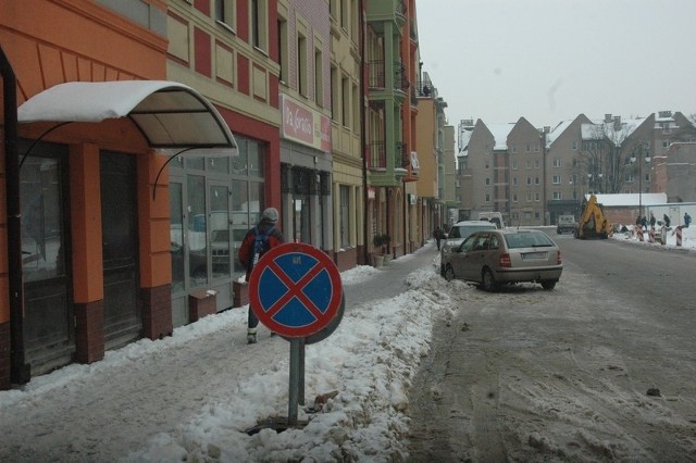 Przy nowej drodze na tyłach ratusza obowiązuje zakaz zatrzymywania się i postoju. Ale kierowcy na niego nie zważają, zastawiona autami jest cała ulica.