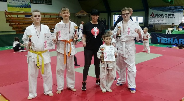 W ostatnim miesiącu zawodnicy Koneckiej Sekcji Kieleckiego Klubu Karate Kyokushin wzięli udział w 3 turniejach. Dwóch ogólnopolskich i jednym międzynarodowym. Udało się zdobyć w sumie 4 złote, 3 srebrne i 1 brązowy medal. VIII Ogólnopolski Turniej Karate Kyokushin Dzieci i Młodzieży w Rawie Mazowieckiej - ponad 200 zawodników. - Do Rawy udaliśmy się 5-osobową ekipą. Wszyscy zawodnicy stoczyli po 3 walki, żeby dostać się na podium. Na duże wyróżnienie zasługuje najmłodszy uczestnik – Maciej Karbownik (8 lat), który zaczął treningi dopiero w tym roku, a to był jego pierwszy start. W swojej kategorii miał 10 zawodników, wszystkich wyższych i stopniem i stażem treningowym. Maćkowi udało się w pięknym stylu wygrać wszystkie 3 walki, dzięki czemu uplasował się na pierwszym miejscu. Myślę też, że zamiast jednego srebrnego medalu byłby jeszcze jeden złoty, gdyby nie to, że w jednej kategorii w finale spotkali się Kacper z Jasiem (obydwaj z mojej sekcji). Po bratobójczej walce z dogrywką, sędziowie wciąż nie mogli zdecydować i o wyniku zdecydowało ważenie. Jasiu okazał się lżejszy od Kacpra, co zadecydowało o jego zwycięstwie. Bardzo ładnie spisał się też Paweł, którego również był to pierwszy start. Niestety przegrał walkę z faworytem i zwycięzcą turnieju w swojej kategorii - opowiadała trener Beata Kij. Wyniki: złoto: Jan Przyłucki i Maciej Karbownik; srebro: Kacper Sulgostowski, brąz: Paweł Tomusiak. Nie udało się Tylko Oliwierowi Mucha, który wrócił na treningi po długiej absencji, a jego kategoria jest zawsze bardzo silnie obsadzona.IX Międzynarodowy Turniej Kobierzyce CUP – ponad 600 zawodników.- Do Kobierzyc pojechałam tylko z jedną zawodniczką. Alicja Kośka wystartowała w najstarszej kategorii. Pierwszą walkę wygrała na punkty, a walkę finałową przegrała dopiero po dogrywce nieznaczną różnicą 3:2. To też był start po dłuższej przerwie, gdyż Alę wykluczyła prawie na rok ze startów poważna kontuzja i rehabilitacja. Tym bardziej to srebro, na tak dużym turnieju jest dla nas na wagę złota - powiedziała Beata Kij, trener koneckiej sekcji Kieleckiego Klubu Karate Kyokushin Koronea. Ogólnopolski Turniej Karate Wszechstylowego – ponad 220 zawodników. - W turnieju wystartowały trzy osoby: Dawid Beyer, Dominik Gad oraz Kacper Sulgostowski. Dawid podobnie jak Dominik zdobył złoty medal, a Kacper niestety musiał zadowolić się srebrem. Mówię ‘zadowolić’, gdyż wala finałowa tak naprawdę się nie odbyła. Kacper w półfinale został mocno faulowany i pomimo tego, że czuł się dobrze i chciał walczyć, po konsultacji z lekarzem, wspólnie z rodzicami podjęliśmy decyzję o oddaniu walki finałowej, bo zdrowie jest najważniejsze - mówiła Beata Kij.  Dorota Kułaga