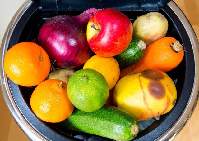 Istnieje wiele prostych sposobów, które pozwolą zachować świeżość owoców i warzyw na dłużej. Podpowiadamy, co zrobić aby sałata była chrupiąca, a marchewka nie więdła >>>