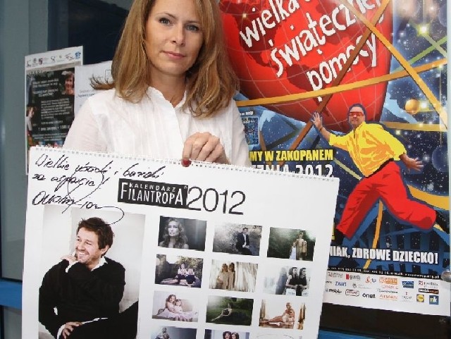 Karolina Wieczorek &#8211; Poniewierska podarowała na licytację Kalendarz Filantropa na rok 2012 z autografem i życzeniami od Piaska.