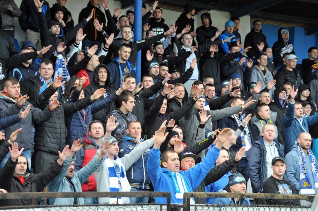 Karpaty Krosno pokonały na własnym stadionie Unię Tarnów 3:1 (2:0). Bramki: 1:0 Cempa 5, 2:0 Kuliga 7, 2:1 Lubera 48, 3:1 Skiba 65.