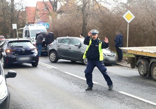 Potencjalny sprawca zdarzenia odjechał w nieznanym kierunku. Na szczęście nie ma osób rannych.