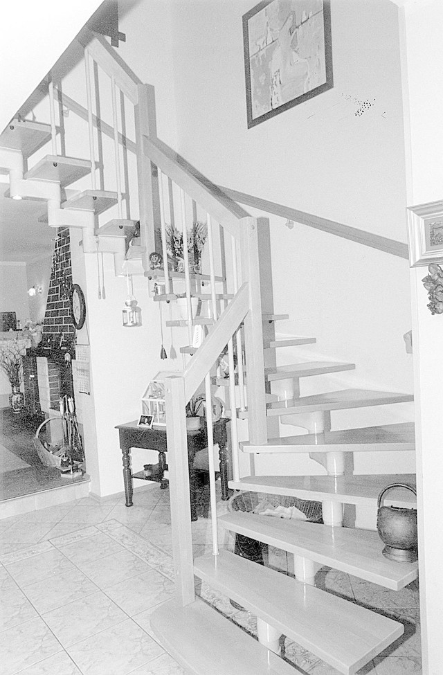 Ażurowe schody o ładnej linii będą jeszcze jednym atrakcyjnym &#8222;meblem&#8221; w domu.