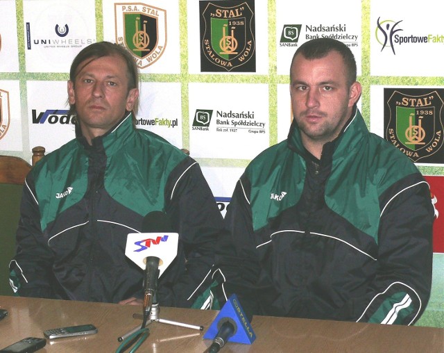 Prezes piłkarskiej spółki akcyjnej Stal Stalowa Wola PSA, Grzegorz Zając (z prawej), zrezygnował ze swojej funkcji. Tymczasowo obowiązki prezesa pełnić będzie Mariusz Szymański (z lewej).