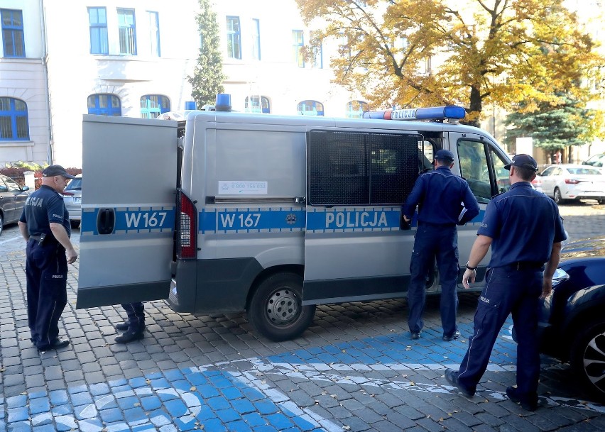 Atak na sąd w Szczecinie przy ul. Małopolskiej. To była próba spalenia sądu? Mężczyzna miał siekierę i benzynę [WIDEO, ZDJĘCIA]