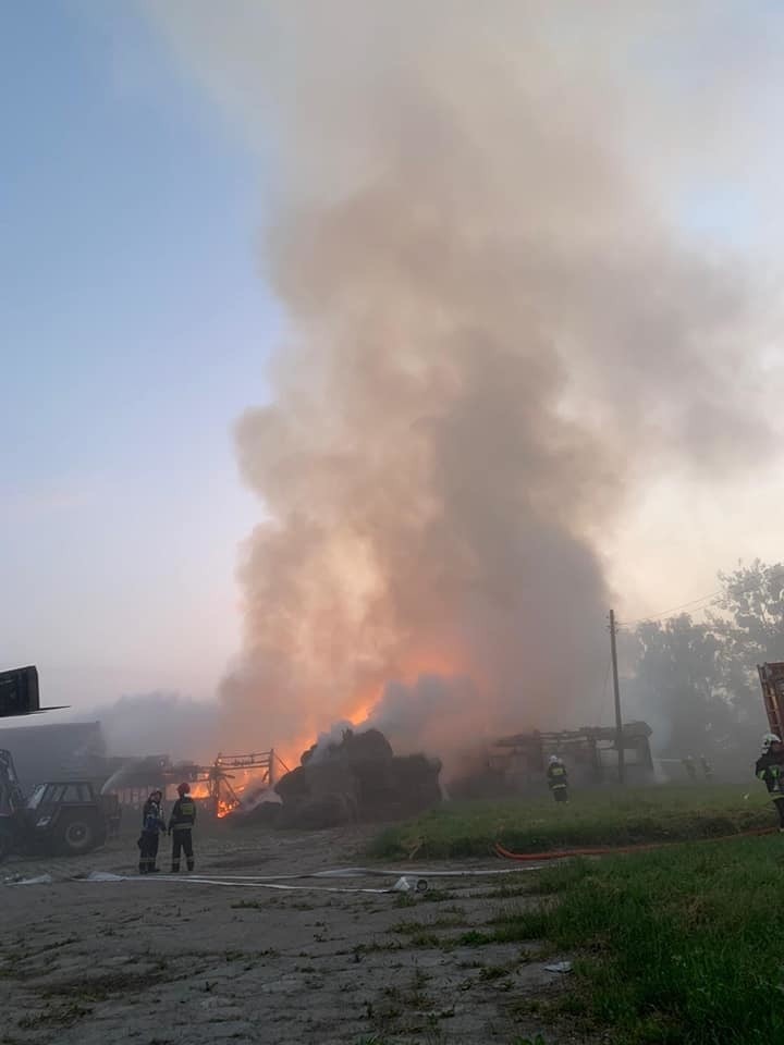 Straż pożarna otrzymała zgłoszenie o pożarze o godzinie 3.37...