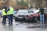 Wypadek trzech samochodów na ul. Bystrzyckiej we Wrocławiu. Skrzyżowanie zablokowane dla autobusów MPK. Zobaczcie zdjęcia