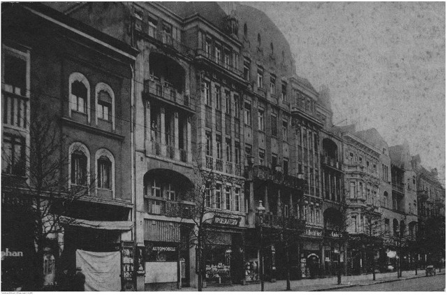 Fragment ulicy Gdańskiej. Widoczne szyldy sklepów: "Dom Delikatesów", "Apteka", "Automobile". Zdjęcie wykonane przed II wojną światową.