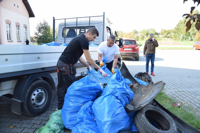 Sprzątanie gminy Wielka Wieś - to akcja organizowana co roku od czterech lat. Zdjęcie ze sprzątania w 2021 r.