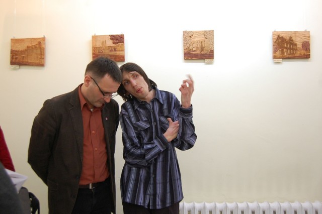 Przemysław Kozłowski (z prawej) podczas wernisażu chętnie opowiadał o swojej twórczości, na zdjęciu z Arturem Michalakiem.