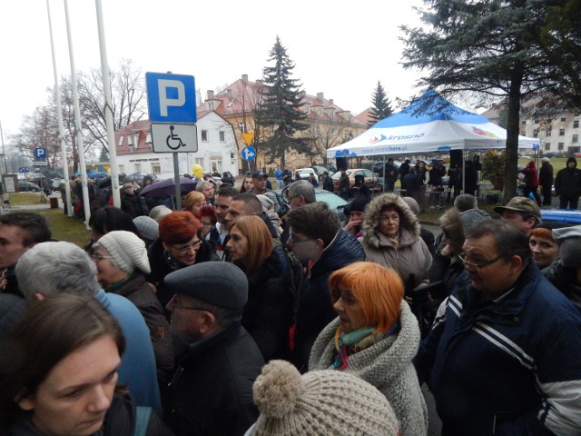 Ogromne kolejki przed siedzibą starostwa. Wielu mieszkańców chce zagłosować w sprawie zmiany nazwy powiatu.