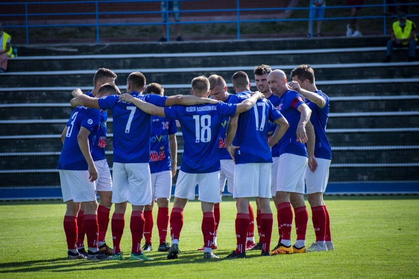 Trwa wielki mecz towarzyski Wisła Sandomierz - Stal Gorzyce....