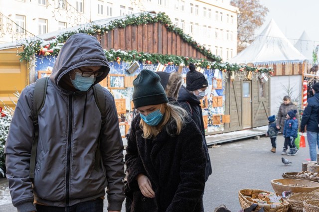 Od środy 15 grudnia 2021 wchodzą w życie zmiany w rozporządzeniu Rady Ministrów. Nowe zasady bezpieczeństwa i obostrzenia spowodowane są rosnącą czwartą falą oraz pojawieniem się nowego groźnego wariantu koronawirusa - omikronu. Rząd chce także dzięki nowym obostrzeniom zmniejszyć ilość zakażeń obecnym wariantem delta. SPRAWDŹ, JAKIE OBOSTRZENIA OBOWIĄZUJA AKTUALNIE W POLSCE. PEŁNA LISTA NA KOLEJNYCH SLAJDACH >>>>>