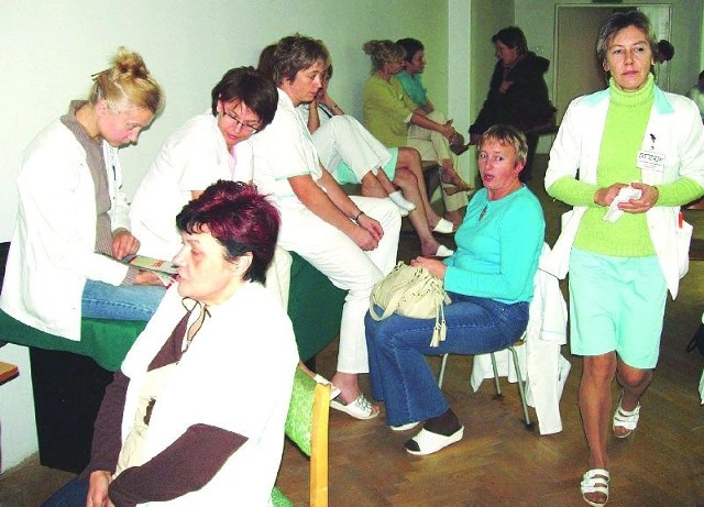 W listopadzie 2007 roku zdeterminowane pielęgniarki z suwalskiego szpitala odeszły od łóżek pacjentów. Dopiero wówczas dyrekcja placówki zgodziła się na podwyżkę w wysokości 300 złotych.