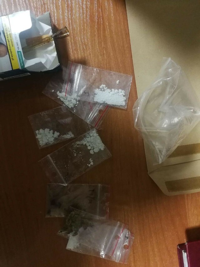 Policja z Grójca zatrzymała mężczyznę za posiadanie narkotyków.