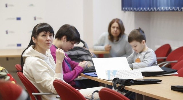 Wojewódzki Urząd Pracy uczy języka polskiego obywateli Ukrainy, którzy uciekli przed wojną do Rzeszowa, w ramach projektu „Solidarni z Ukrainą”.