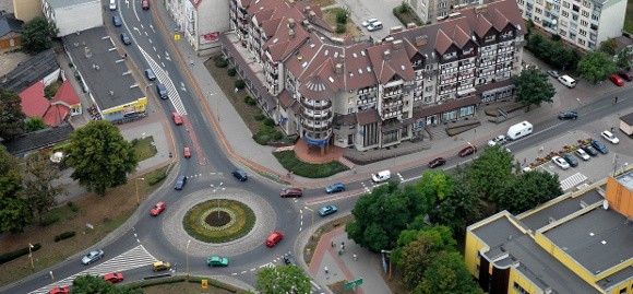 Na tym rondzie korkuje się przejazd w stronę Gorzpwa. Przed Pyrzycami ciągnie się już długi korek.