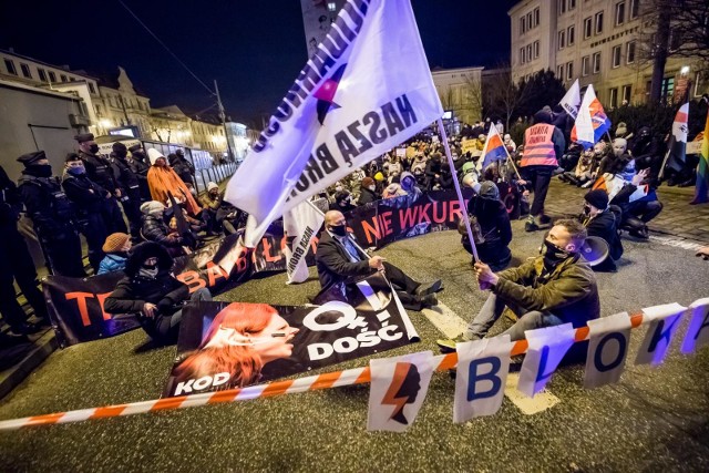 W Bydgoszczy odbyła się kolejna demonstracja przeciw wyrokowi Trybunału Konstytucyjnego ograniczającego prawie całkowicie możliwość przeprowadzenia aborcji w Polsce. Zablokowano rondo Jagiellonów. Jeden z mężczyzn został siłą zabrany do radiowozu