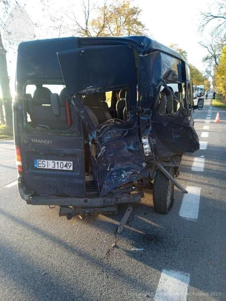 Zderzenie busa i samochodu osobowego pod Skierniewicami