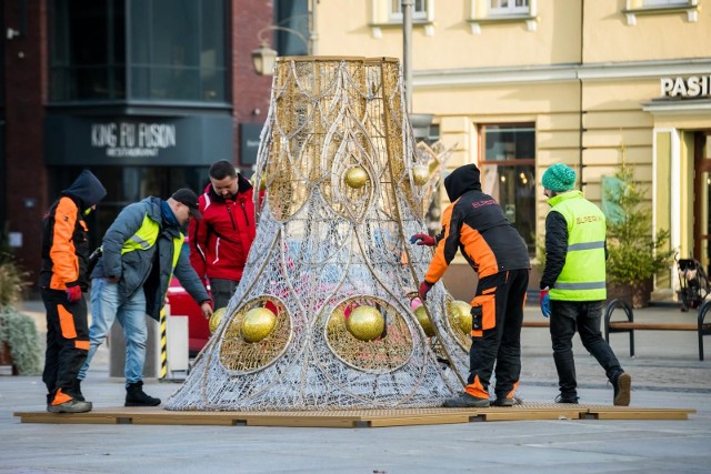 W piątek (27.11.) na Starym Rynku montowano świąteczne ozdoby i iluminacje, zostały też przystrojone latarnie