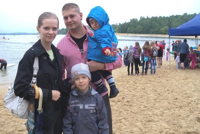 Paweł i Alicja Wróblowie z synkami na obchody Dnia Dziecka przyjechali na plażę.