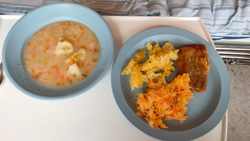 Zupa warzywna, gotowane ziemniaki z rybą i surówką.