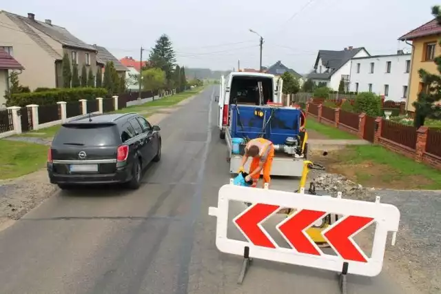 W Szymiszowie na ul. Ligonia drogowcy usuwają już fuszerki wykonane jesienią. Ale asfalt zapada się także w Rozmierce i Grodzisku.