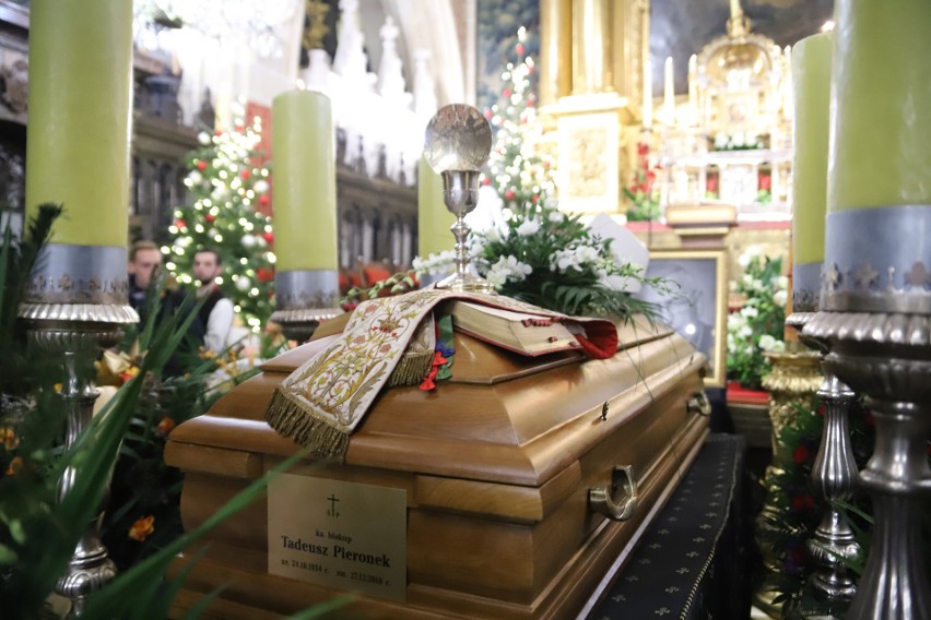 Pogrzeb biskupa Tadeusza Pieronka odbywa się w Krakowie 3...