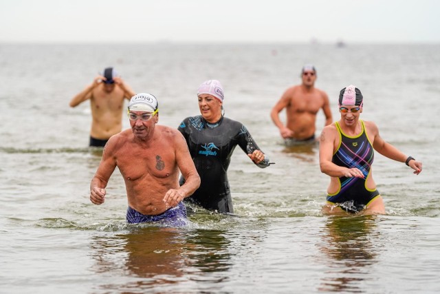 Wyścig pływacki dookoła mola im. Jacka Starościaka to duże wyzwanie nawet dla zaprawionych sportowców
