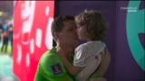 Wojciech Szczęsny pocieszał płaczącego syna. Po meczu Polska - Francja kamery uchwyciły wzruszającą scenę - WIDEO