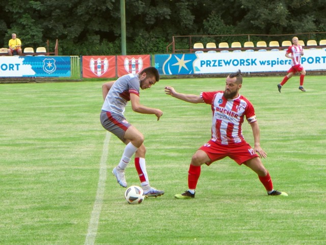 Orzeł Przeworsk (biało-czerwone stroje) pokonał Biało-Czerwonych Kaszyce.