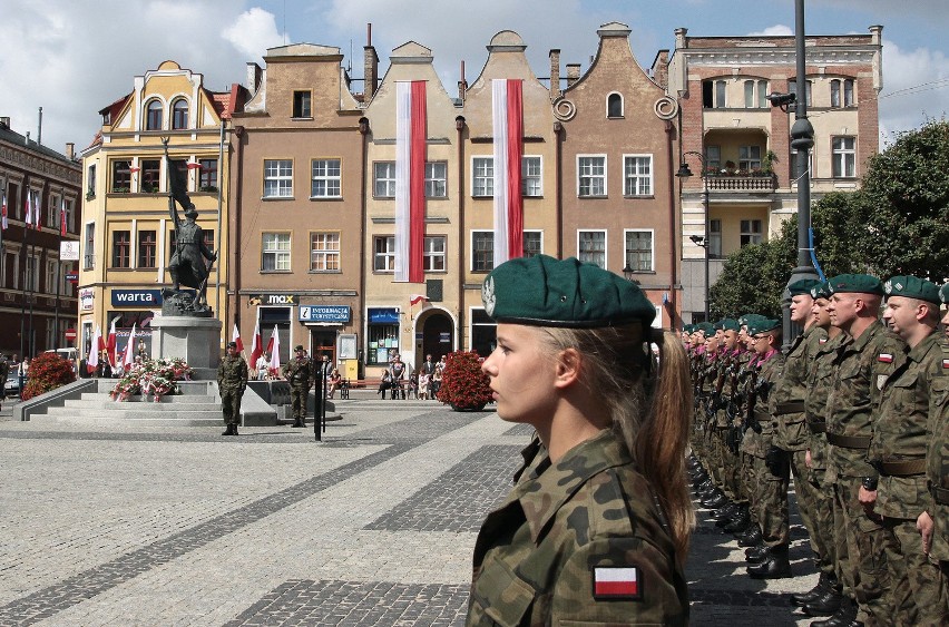 Uroczystość na Rynku, przed pomnikiem Żołnierza Polskiego,...