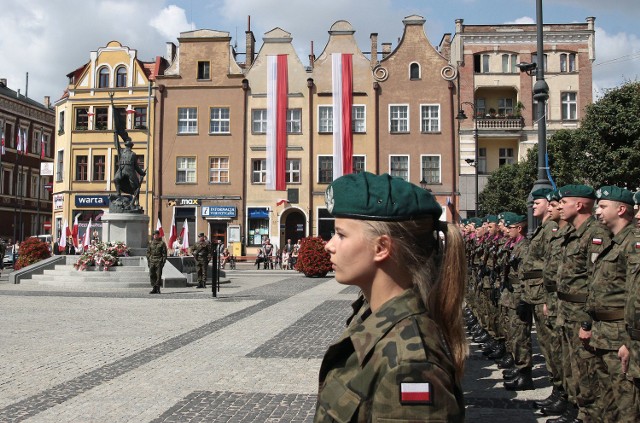 Uroczystość na Rynku, przed pomnikiem Żołnierza Polskiego, odbyła się według ceremoniału wojskowego