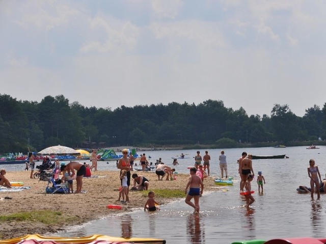 W ciągu tygodnia plaża nad zalewem w Sielpi nie świeci pustkami, ale największa frekwencja wczasowiczów występuje tutaj w soboty i niedziele.