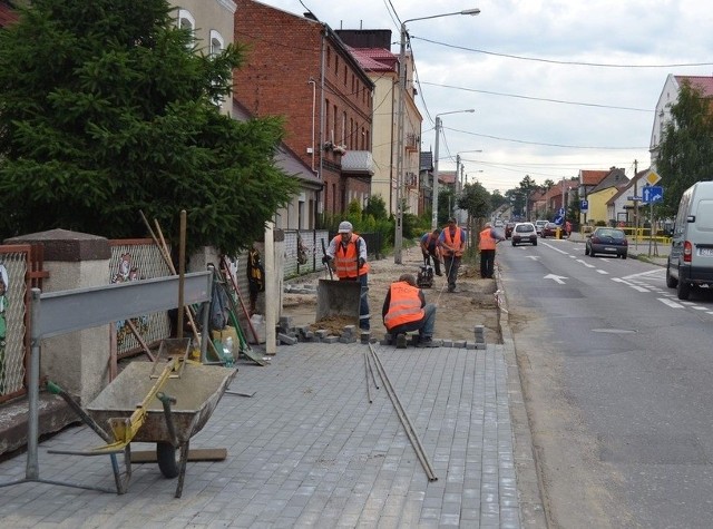 Chodnik na ul. Dworcowej wykonuje ekipa zakładu komunalnego  z kostki GDDKiA