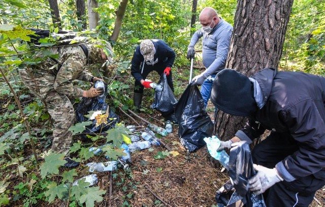 Ponad 20 wielkich worków śmieci zebrano podczas akcji sprzątania lasu na Kapuściskach, którą zorganizowała 20 października  Fundacja Zielone Jutro.