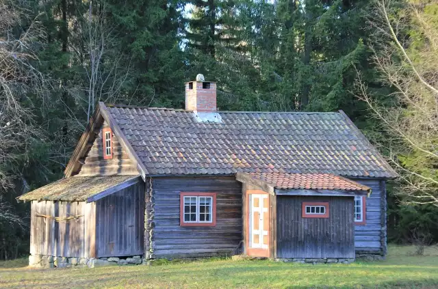 Drewniane, stare domy można kupić już od 40 tysięcy złotychStare drewniane chaty mają swój niezaprzeczalny urok, ale mimo niskich cen ostateczne koszty ich dostosowania do współczesnych realiów nie są małe.