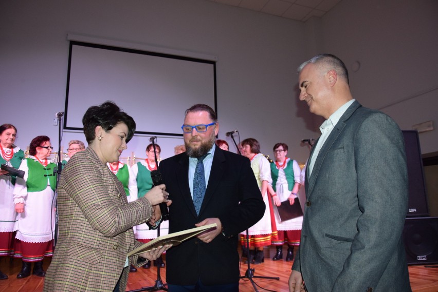 Nagrodę z rąk burmistrz Aleksandry Klubińskiej  odebrał...