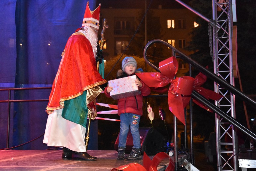 Chrzanów. Św. Mikołaj rozdawał dzieciom prezenty. Pokazy taneczne i fireshow [ZDJĘCIA]