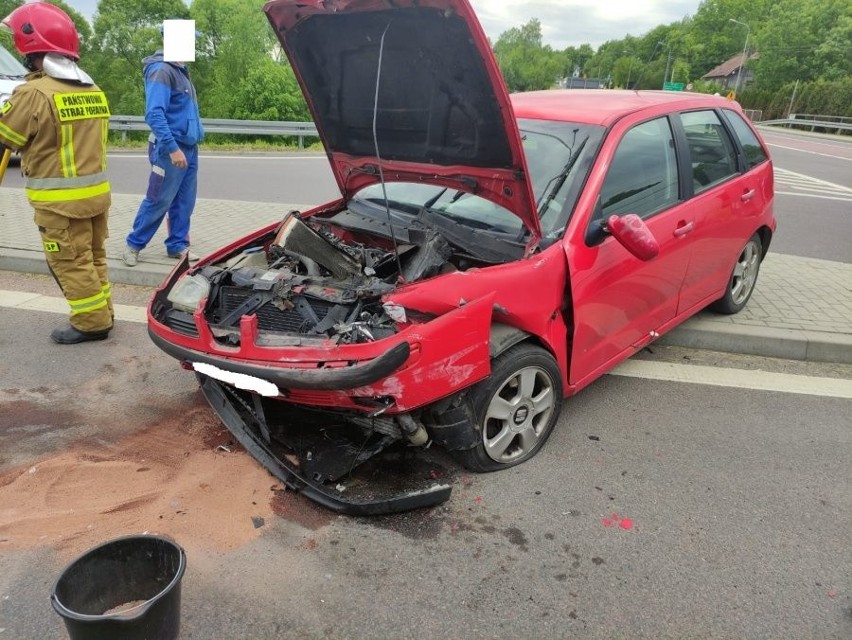 Wypadek w Domaradzu. Ciężarówka nie ustąpiła pierwszeństwa seatowi. Ranna jedna osoba [ZDJĘCIA]