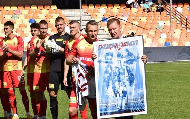 W sobotnim meczu Fortuna 1 Ligi Korona Kielce wygrała na wyjeździe z Podbeskidziem Bielsko-Biała 3:2 i utrzymała pozycje lidera. Dwie bramki zdobył Jakub Łukowski, a jedną w doliczonym czasie gry Jakub Górski. Przed spotkaniem odbyła się miła uroczystość, Łukasz Sierpina otrzymał okolicznościową koszulkę i grawerton za 154 występy w barwach Podbeskidzia. Od tego sezonu zawodnik ten występuje w Koronie Kielce.Zdjęcia na kolejnych slajdach>>>