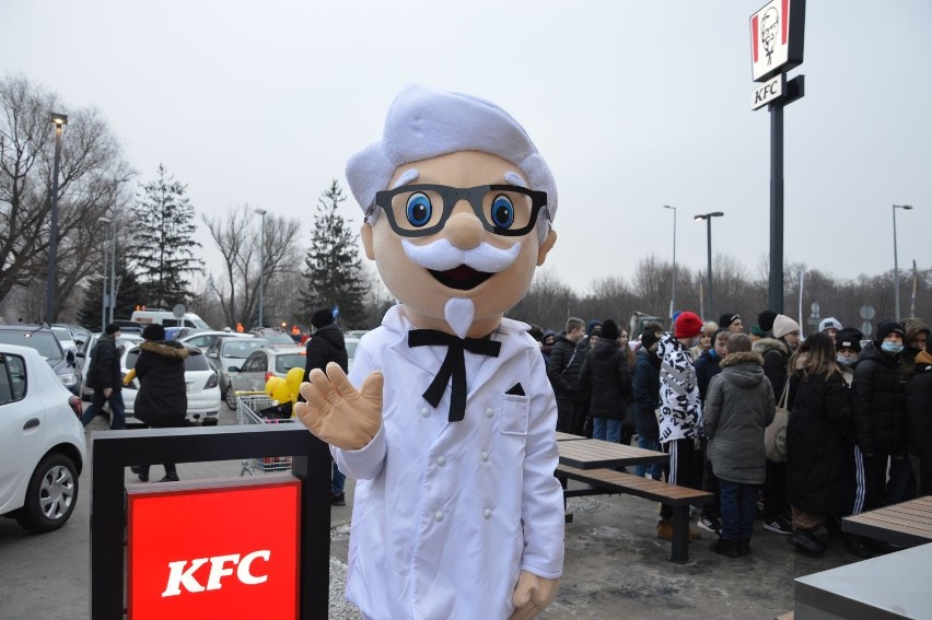Restauracja KFC w Ostrowcu otwarta. Tłum czekał przed wejściem (WIDEO, ZDJĘCIA)