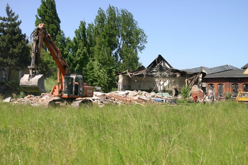 Rozpoczela sie rozbiórka obiektów lokomotywowni przy ul....